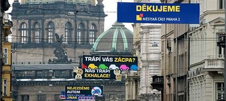 Transparenty s výzvou k omezení automobilové dopravy v Legerov ulici Praze. (4. února 2010)