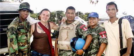 Lenka Hellerová s peruánskými "modrými pilbami" - vojáky OSN.