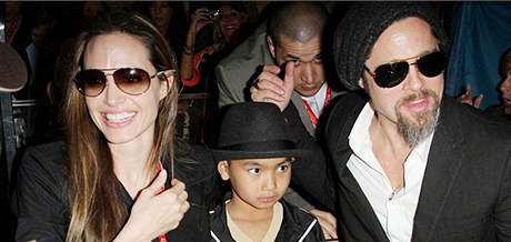 Brad Pitt s Angelinou Jolie a se synem Maddoxem na finle Super Bowlu.