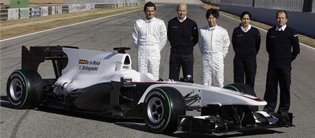 Pedstavení nového vozu BMW-Sauber, zleva: Pedro de la Rosa, éf týmu Peter Sauber, Kamuj Kobajai, výkonná editelka Monisha Kaltenbornová a technický editel Willy Rampf.