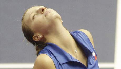 ZKLAMANÁ. eská tenistka Petra Kvitová pi fedcupovém utkání bitvu proti nmecké soupece Ann-Len Grönefeldové.