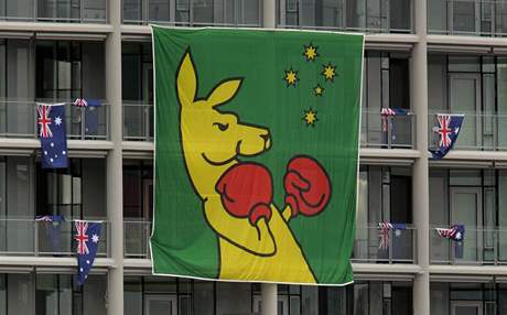 Vlajka s klokanem v australské sekci olympijské vesnice