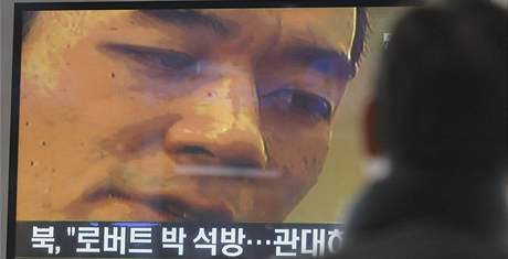Jihokorejci sleduj zpravodajstv o americkm misioni Robertu Parkovi (5. nora 2010)