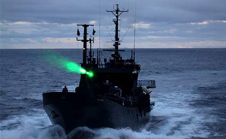 Ekologití aktivisté se silnými lasery snaí oslepit posádku japonských velrybá (6. února 2010)
