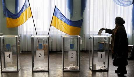 Víc ne desetina Ukrajinc je svolná k tomu prodat v nadcházejících parlamentních volbách svj hlas. Volební místnosti se jim otevou 28. íjna. Ilustraní foto