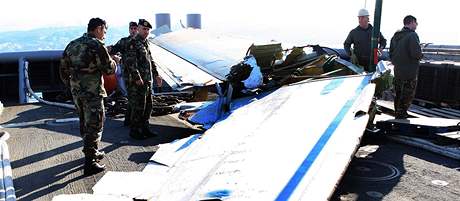 Pátrací týmy nalezly u libanonských beh velké kusy etiopského Boeingu