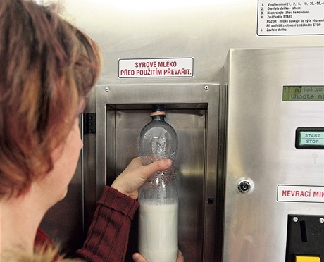 O mléko z automat opadl v Olomouckém kraji zájem. Jeden automat u byl zruen, dalí sotva vydlají na svj provoz. Ilustraní foto