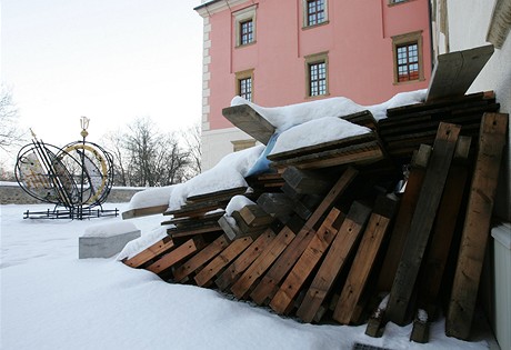 Vzácné barokní divadlo pikryl sníh. Autoi pro nj nenali vhodné skladovací prostory.