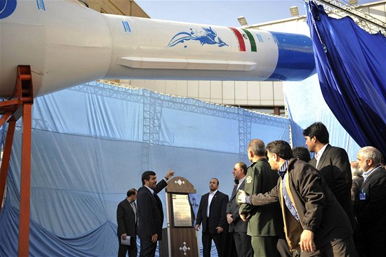 Íránský prezident Ahmadíneád ukazuje na model rakety Simurgh