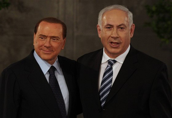 Italský premiér Silvio Berlusconi na návtv v Izraeli. Na snímku tamním premiérem Benjaminem Netanjahu (1. února 2010)