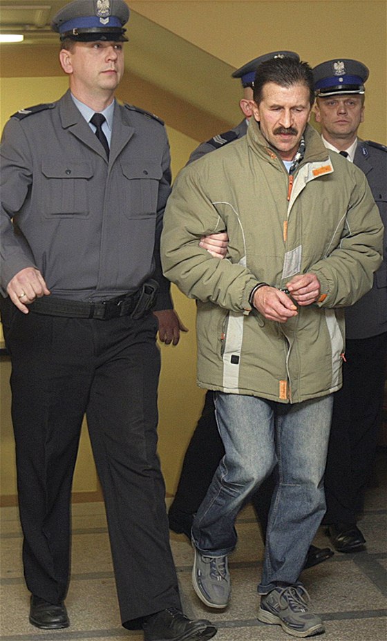 Krzysztof Bartoszuk odchází od soudu v Bialystoku na severovýchod Polska (4. února 2010) 