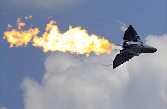 Pilot F-111 australského královského letectva pedvádí vypoutní paliva bhem letecké výstavy Singapur Airshow 2010. (3. února 2010)