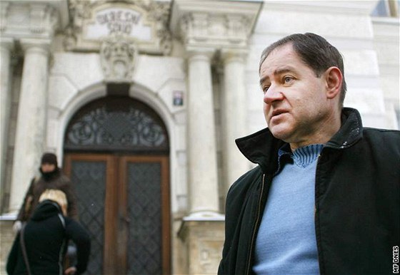 Václav Rokos ped budovou Okresního soudu v Karlových Varech. (26. ledna 2006)