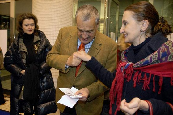 Na premiéru dokumentu o Karlu Schwarzenbergovi se do praského Divadla Archa pila podívat i hereka Eva Holubová.