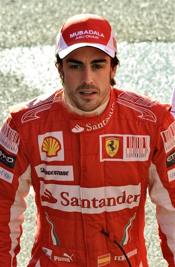 TE JSEM V ERVENÉM. Fernando Alonso po Renaultu a McLarenu vyzkouel kombinézu Ferrari.