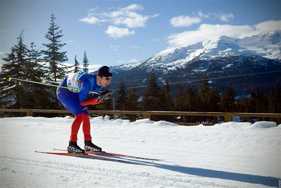 DOL Z KOPCE. Martin Koukal v kontrolním závodu bc na lyích v kanadském Whistleru.