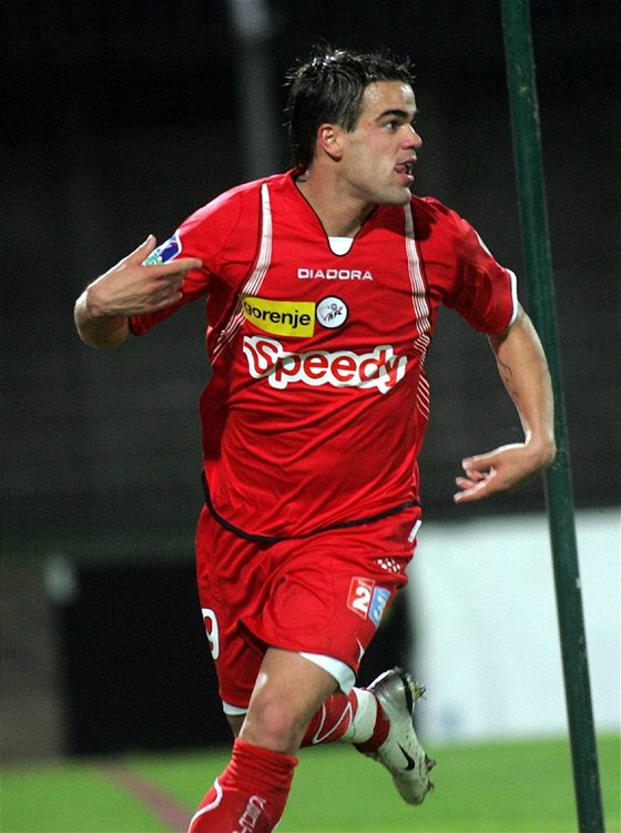 Filip ebo ped píchodem do Slovanu Bratislava hrál naposled za Valenciennes.
