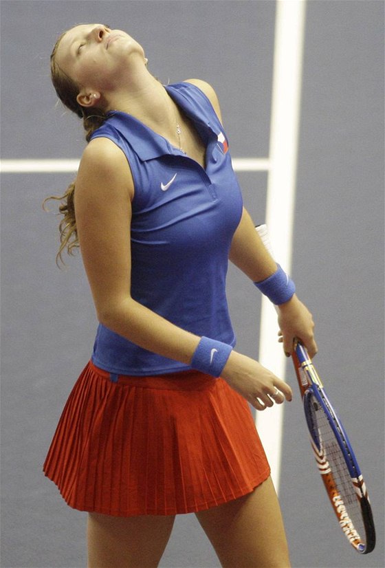 ZKLAMANÁ. eská tenistka Petra Kvitová pi fedcupovém utkání bitvu proti nmecké soupece Ann-Len Grönefeldové.