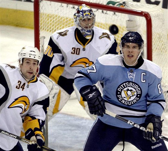 Pittsburgh - Buffalo: kapitán domácích Sidney Crosby (vpravo) ped brankou