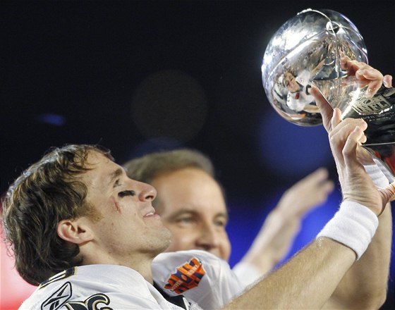 Quarterback Drew Brees z New Orleans Saints slaví s trofejí pro vítze Super Bowlu.