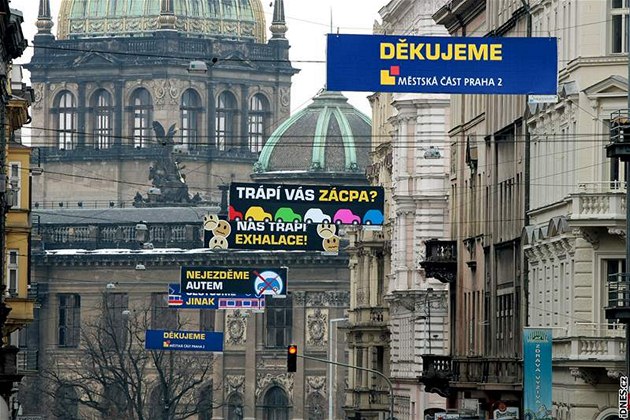 Transparenty s výzvou k omezení automobilové dopravy v Legerov� ulici Praze. (4. února 2010)