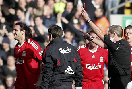 Liverpool - Everton, vlevo vylouen Sotirios Kyrgiakos z Liverpoolu