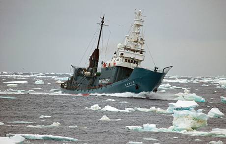 Japonsk velrybsk lo Shonan Maru No. 2 v Rossov moi pi pobe Antartktidy (2. nora 2010) 
