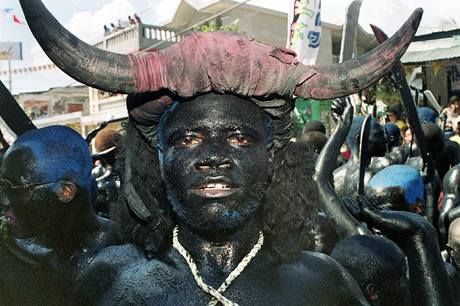 Věřící přestrojený za loup garou, přestavitele Satana, na festivalu vúdú v haitském Jacmelu