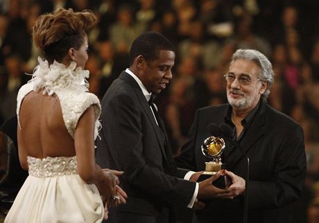 Plácido Domingo předal jednu z cen Grammy. Na pódiu potěšil rapera Jay-Z a Rihannu za jejich spolupráci na písni Run This Town