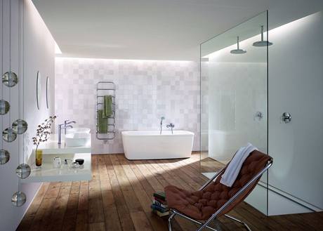 Typick modern koupelna: vana a velk sprchov kout s plochou vanikou