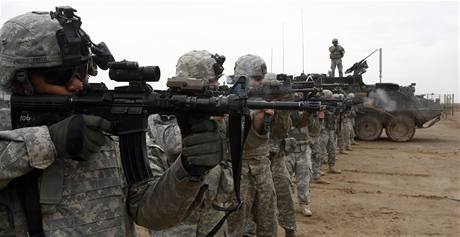Amerit vojci cvi ped tokem na baty Talibanu.