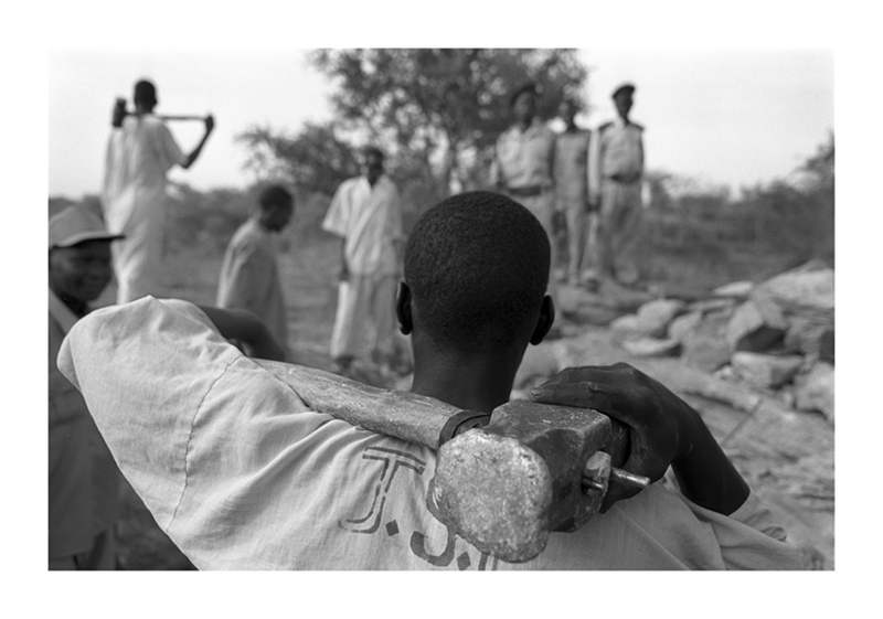 Súdán - vzni z Juby pracují v nedalekém kamenolomu.