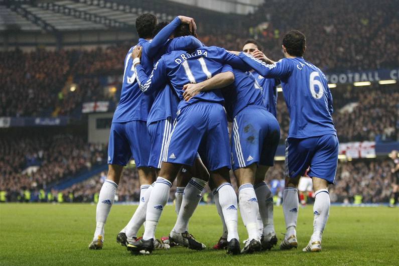 POMOHLA I CHELSEA. Sázka� správn� uhodl, �e Chelsea doma porazí Arsenal.