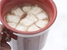 V káv i okolád se marshmallows promní v nadýchanou lahodnou pnu.