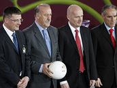 Skotsk trenr Craig Levein (vlevo), Vicente Del Bosque ze panlska, Michal Blek a lichtentejsk kou Hans-Peter Zaugg 