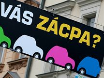Transparenty s výzvou k omezení automobilové dopravy v Legerově ulici Praze. (4. února 2010)