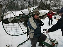 Snholet, tedy podomcku vyroben skibob, je pohnn motorem s vrtul. O vkendu si zazvodily na zasnen strni za Jezernic na Perovsku.  