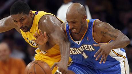 LA Lakers - Denver, domácí Ron Artest (vlevo) a hostující Chauncey Billups 