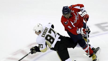 Dv nejvtí hvzdy série Pittsburgh - Washington. Domácí kapitán Sidney Crosby (vlevo) a éf Capitals Alexandr Ovekin