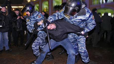 P�íslu�níci jednotek OMON zápasí s ú�astníkem víkendové demonstrace v Moskv�
