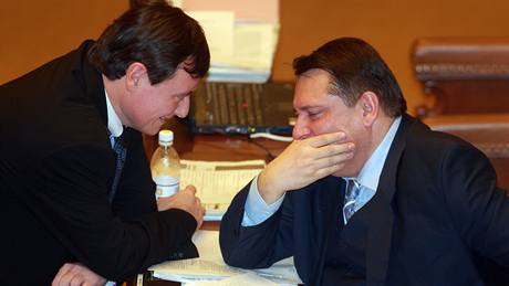 Hejtman a poslanec David Rath diskutuje s pedsedou SSD Jiím Paroubkem na mimoádné schzi Poslanecké snmovny. (9.2. 2010)