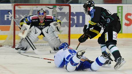 �ANCE V PÁDU. Brn�nský Roman Erat (dole) má �anci v utkání proti Mladé Boleslavi.