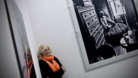 Julia Calfee pózuje na své výstav v praském DOXu