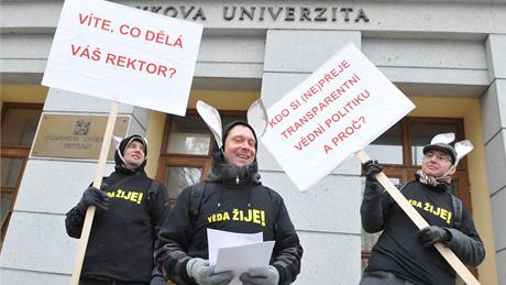 �lenové ob�anského sdru�ení V�da �ije! p�i únorové demonstraci v Brn�