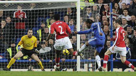Chelsea - Arsenal: Didier Drogba (druhý zprava) stílí svj druhý gól v zápase