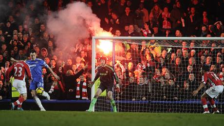 Chelsea - Arsenal: svtlice v sektoru fanouk Arsenalu