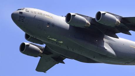 Dopravní letoun amerických vzduných sil C-17 bhem letecké výstavy Singapur Airshow 2010. (3. února 2010)