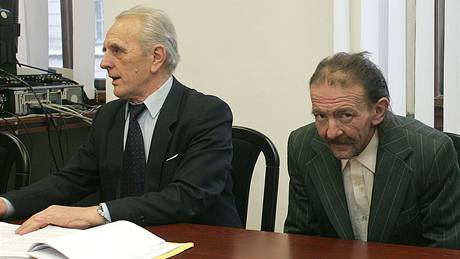 Miroslav Ko�ák se svým advokátem u plze�ského soudu