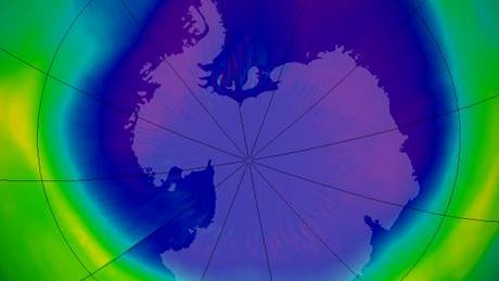 Ozonová díra nad Antarktidou v záí 2007. Vdci poítají, e k jejímu úplnému zacelení dojde zhruba za padesát let.
