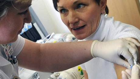 Ministryn zdravotnictví Dana Jurásková se nechala v nemocnici Na Bulovce okovat proti praseí chipce.